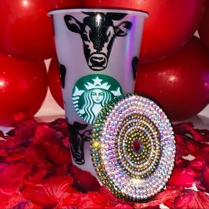 I am selling 24oz venti cold cups with a straw along with a lid!